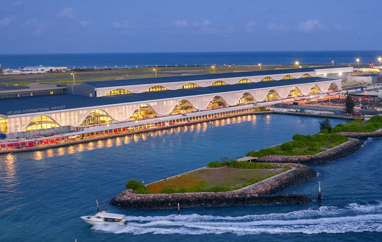 މޫނު ނިވާކޮށްގެން، އެއާޕޯޓުން ބޭންކްގެ ފައިސާ ހުރި ސޫޓް ކޭހެއް ފޭރިގެންފި