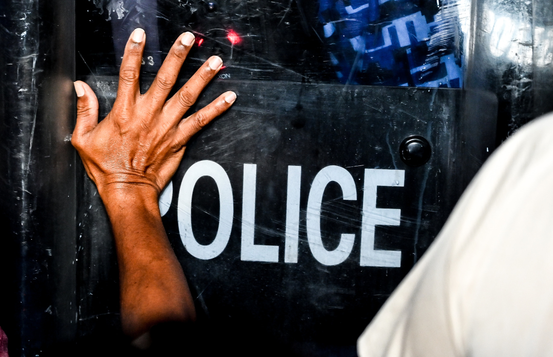 އައްޑޫ ޕޮލިސް ކަސްޓޯޑިއަލްއަށް މަސްތުވާތަކެތި ވައްދަން އުޅުނު ފުލުހަކަށް ދައުވާކުރަނީ