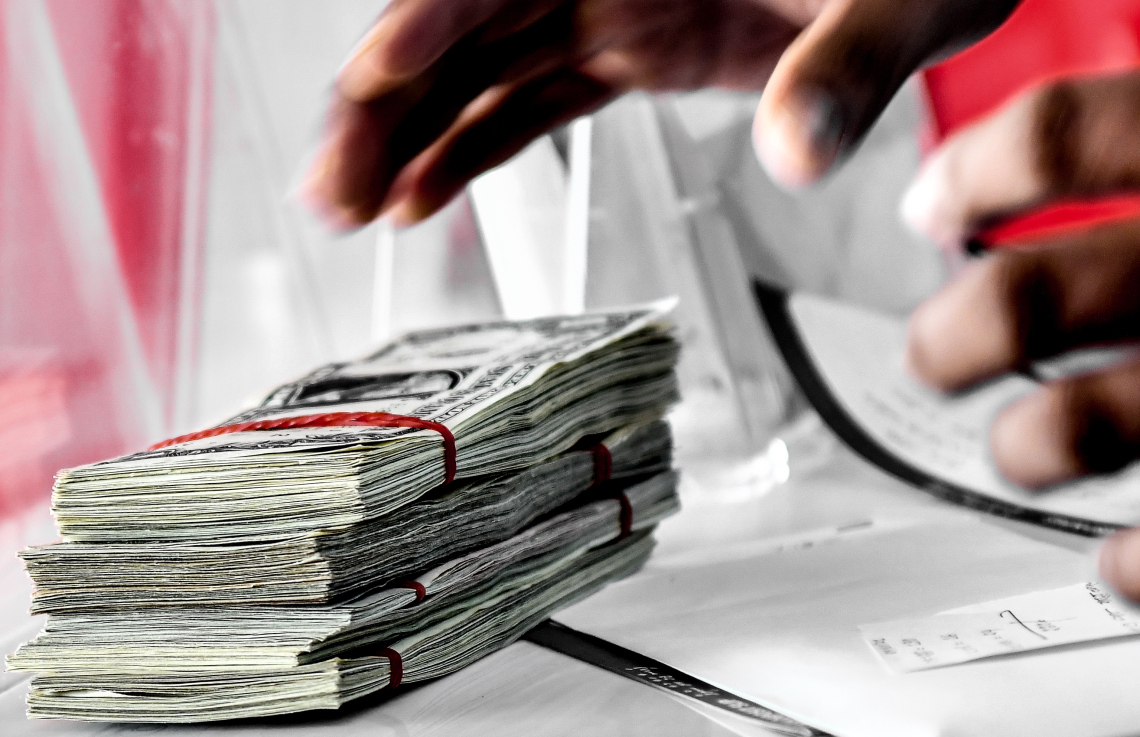 އެއާޕޯޓު ޓާމިނަލްގައި ވަޅިން ބިރުދައްކައި ފޭރިގަތަކީ 100،000 ޑޮލަރު!