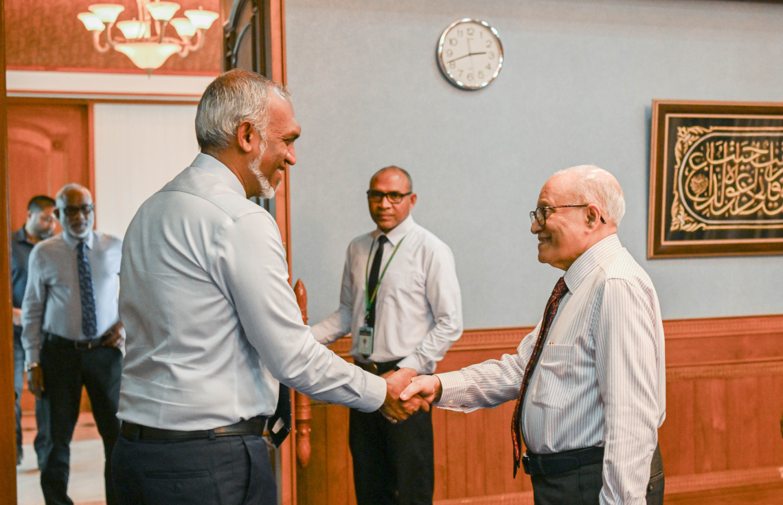 މައުމޫނަށް ނަސްރުގެ ދުވަހު ހާއްސަ ޝަރަފުގެ އައްޑަނައެއް އަރުވަނީ