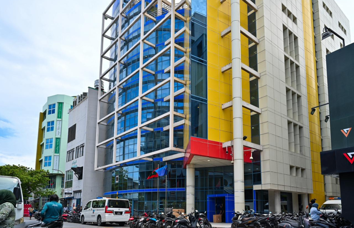 ކަސްޓަމްސް އަށް ފައިސާ ދައްކަންޖެހޭ ލިސްޓުގެ ކުރީގައި ސަލްޓަންސް؛ އެންމެ ގިނައީ ދުންފަތުގެ ޖޫރިމަނާ