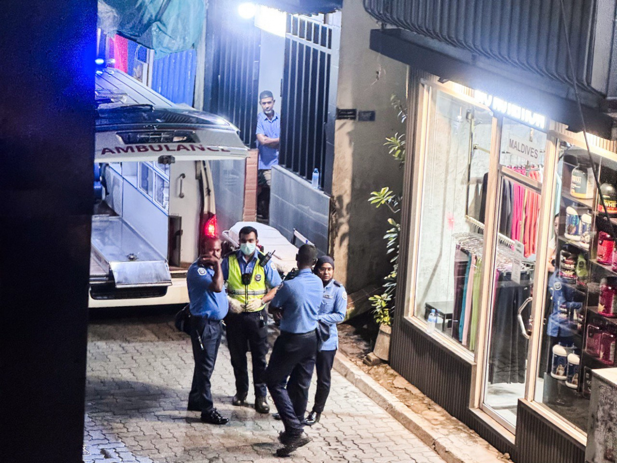 64 އަހަރުގެ ލޯބިވެރިޔާއަށް "ހަމަލާދިން" 32 އަހަރުގެ އަންހެން މީހާ 30 ދުވަހަށް ބަންދުކޮށްފި